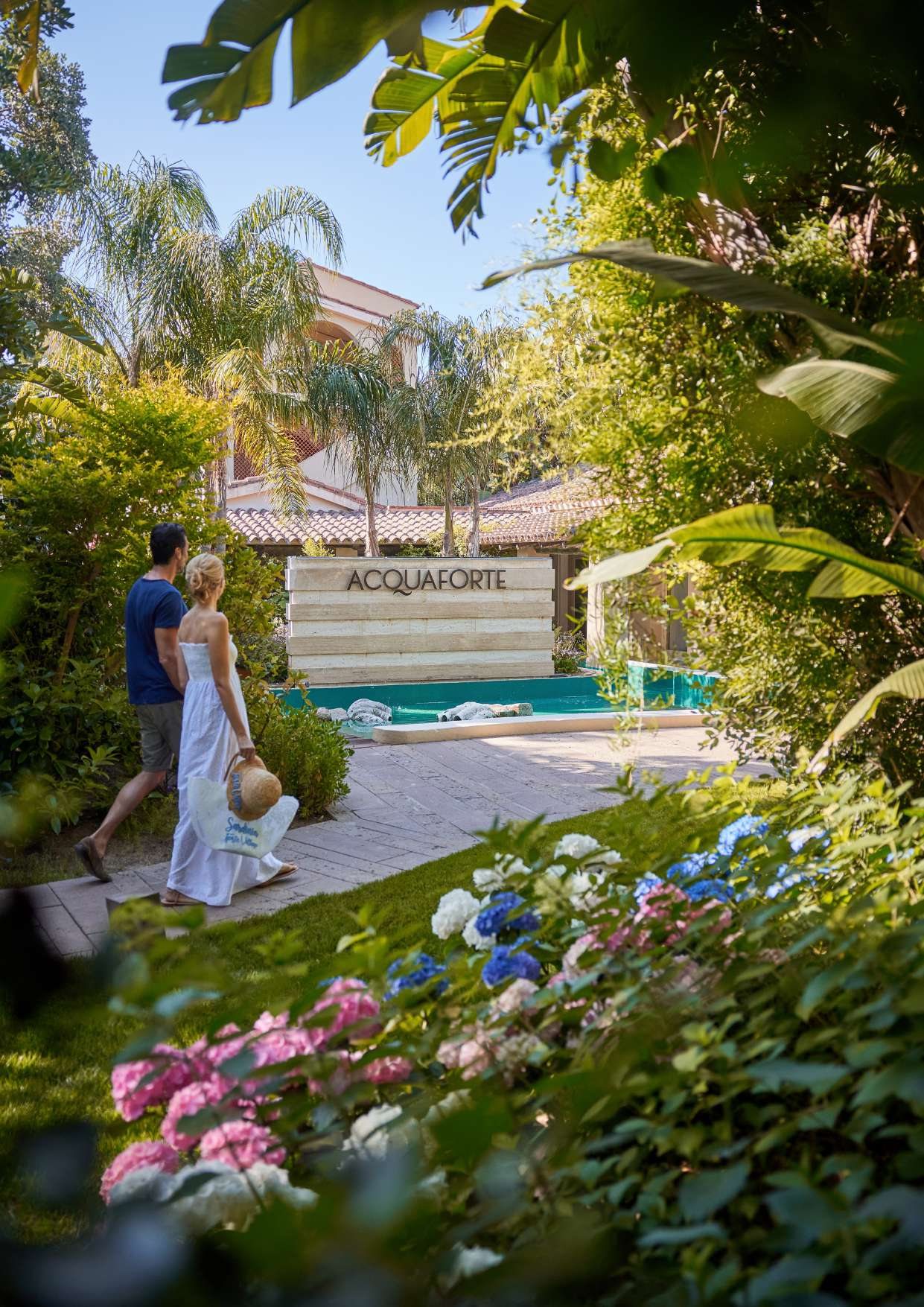 L’ingresso dell’Acquaforte tra ortensie e palme