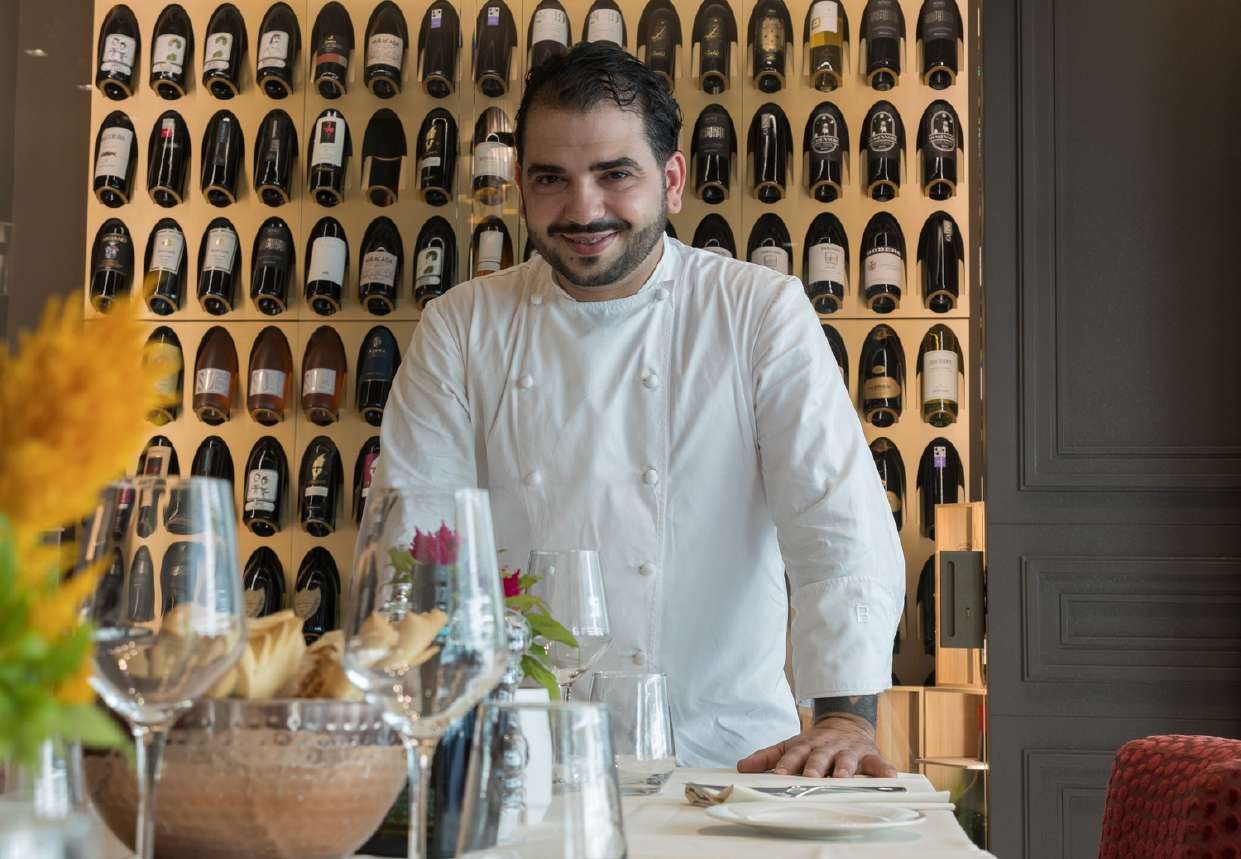 Lo Chef Emanuele Scanu nella sala dell’Osteria del Forte