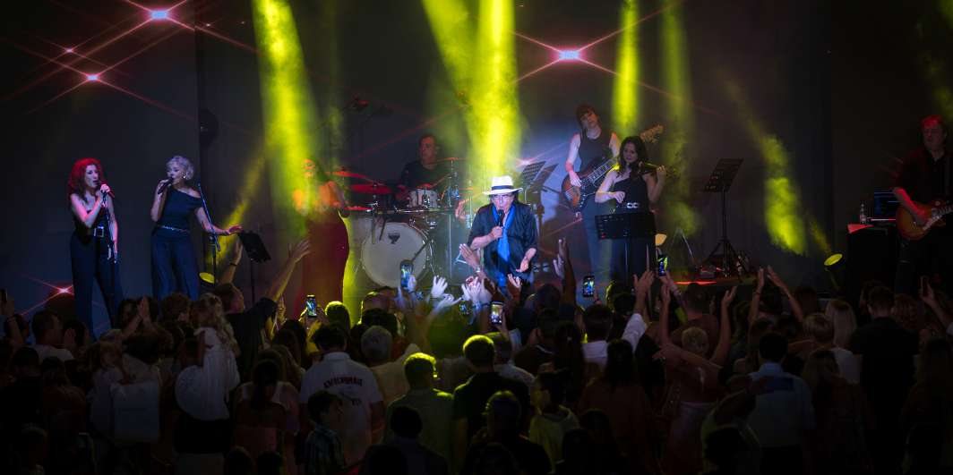 Il palco del concerto di Ferragosto tra luci e pubblico