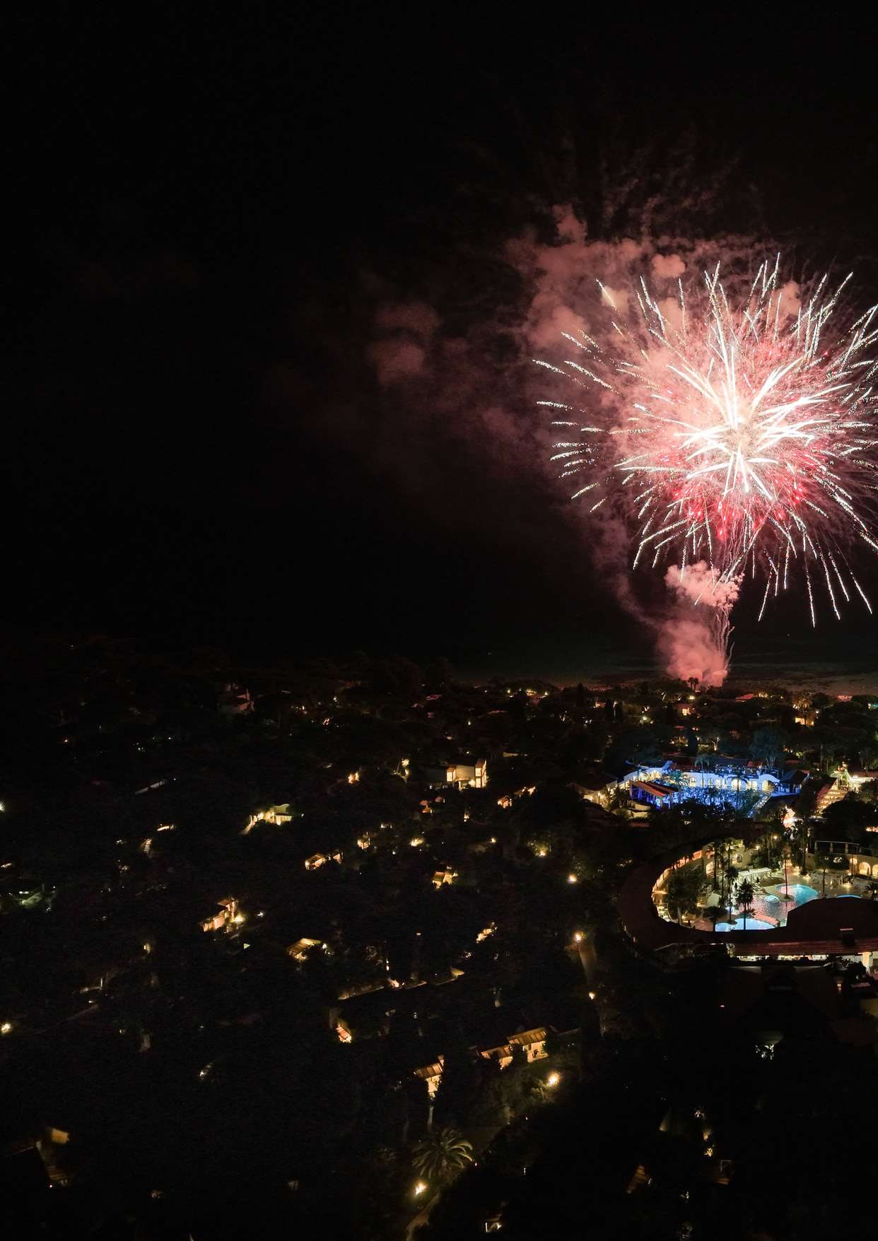 Fuochi d’artificio che si aprono sopra le luci del resort
