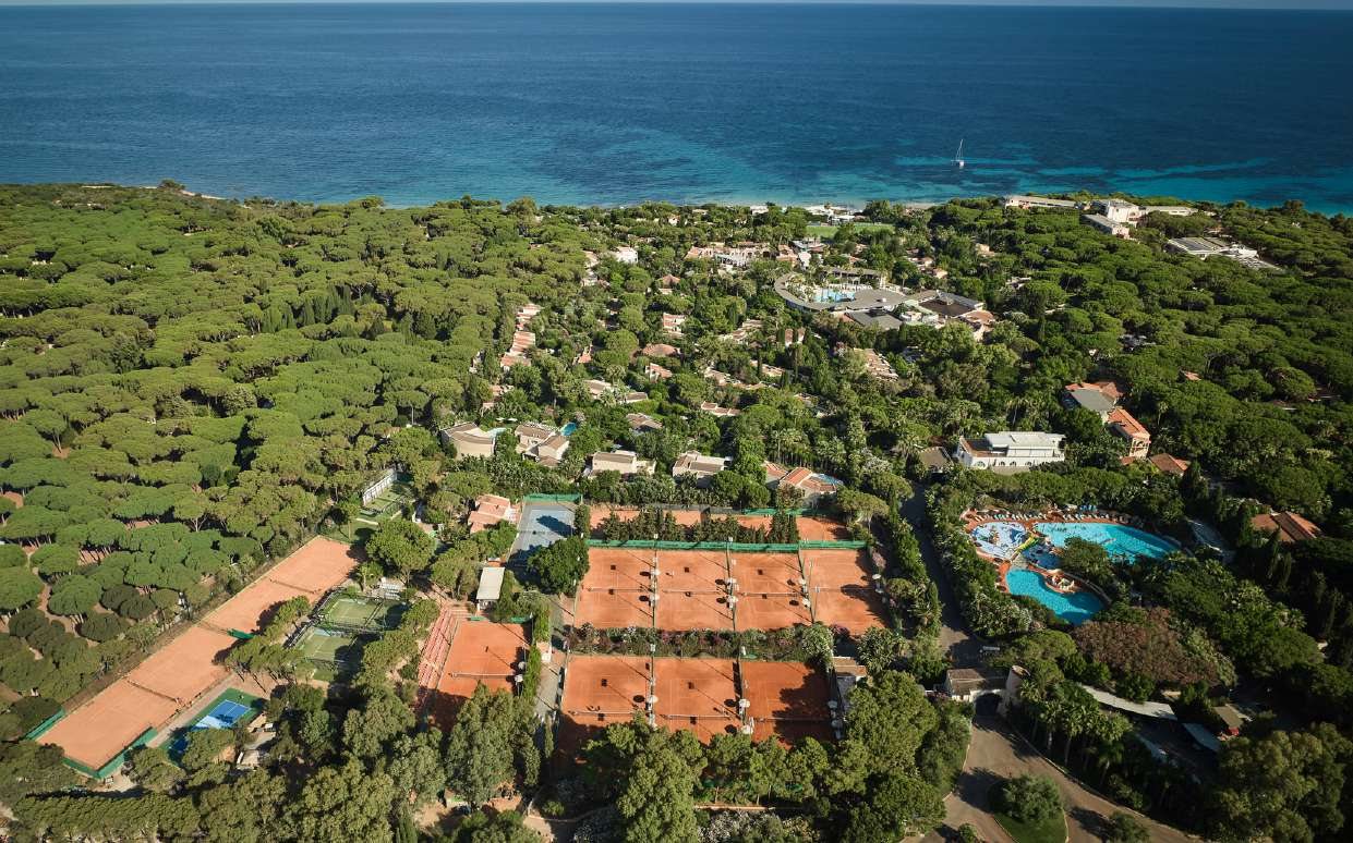 Il Forte Village tra la pineta e il mare, visto dall’alto