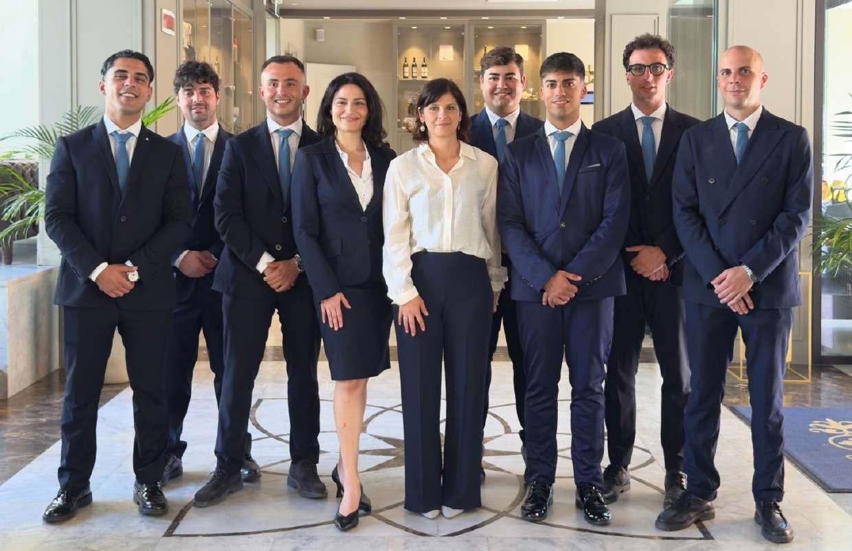 I diplomati della Hotel Business School in abito scuro