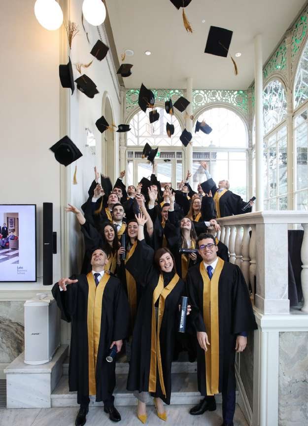 Diplomati in toga lanciano il tocco