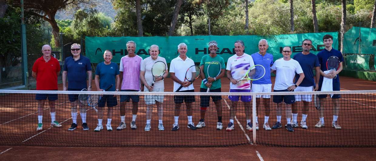 I partecipanti del Tennis & Friends sul campo in terra rossa