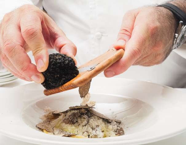 Tartufo nero grattugiato su un piatto di pasta